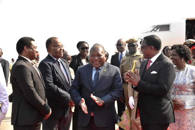 Mozambique President Nyusi Jets into Malawi