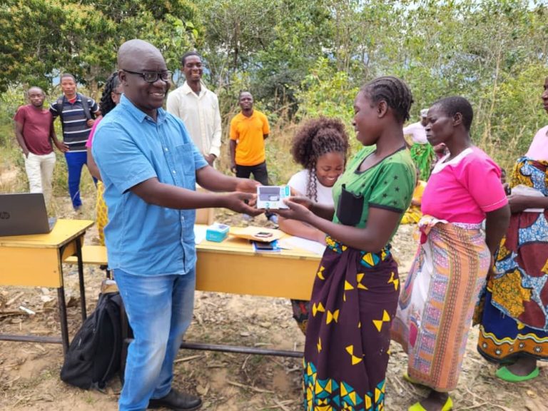 SCTP participants receive mobile phones on loan to enhance digital payments