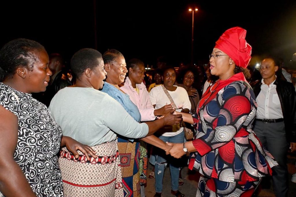 The Mozambican First Lady Gueta Chapo assists Returnee Malawian citizens